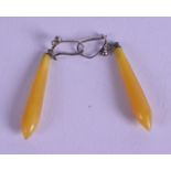 A PAIR OF SILVER AND AMBER EARRINGS.