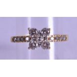 AN 18CT GOLD FIVE STONE DIAMOND CLUSTER RING.