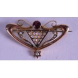 AN EDWARDIAN 9CT GOLD PEARL AND GARNET BROOCH.