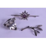 THREE STYLISH VINTAGE SILVER BROOCHES. (3)