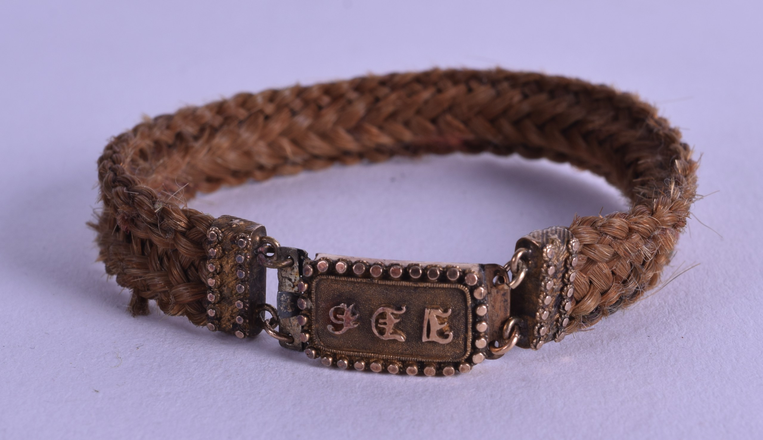 A VICTORIAN GOLD AND LIGHT HAIR CHILDS BRACELET.