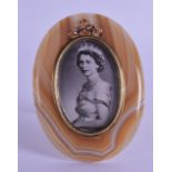 A FINE EARLY 20TH CENTURY RUSSIAN GOLD MOUNTED AGATE PHOTOGRAPH FRAME formed within a neo