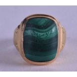 A HIGH CARAT GOLD AND MALACHITE RING.