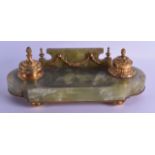 AN EARLY 20TH CENTURY FRENCH ONYX AND ORMOLU DESK STAND with acanthus capped inkwells. 32 cm wide.