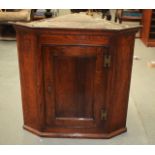 AN 18TH CENTURY OAK COUNTRY HANGING CORNER CUPBOARD. 83 cm high.