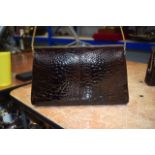 A VINTAGE LADIES LEATHER HANDBAG.