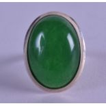 A SILVER AND GREEN STONE RING.