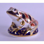 A ROYAL CROWN DERBY IMARI FIGURE OF A FROG. 8.5 cm wide.