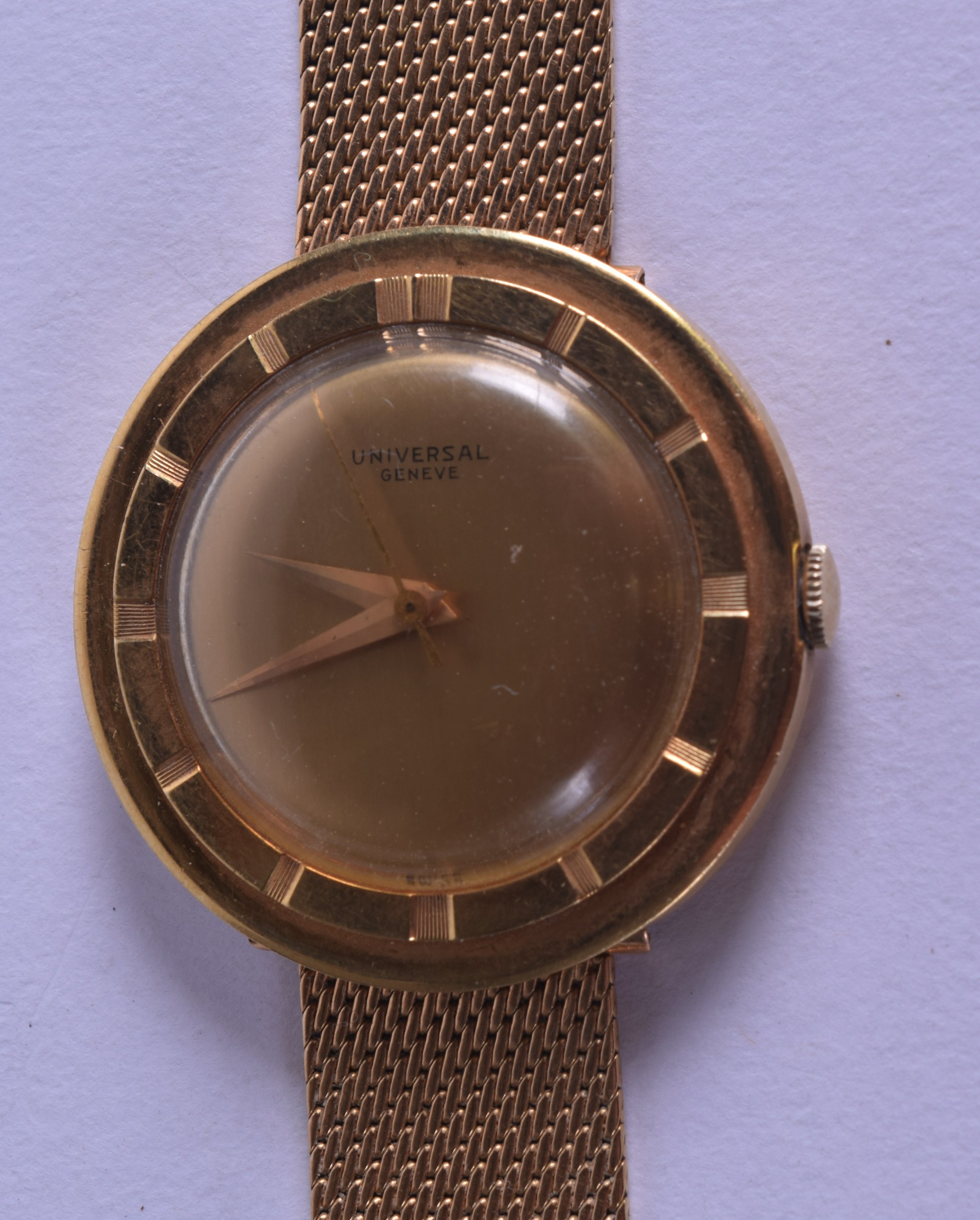 A GOOD 18CT YELLOW GOLD UNIVERSAL WRISTWATCH with gold strap. 55 grams overall. 3.25 cm diameter.