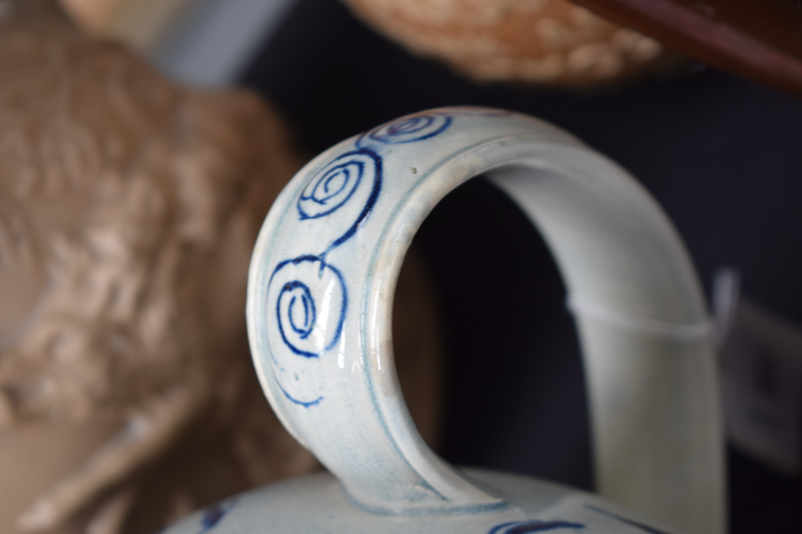 A LARGE EARLY 19TH CENTURY ENGLISH PEARLWARE PUNCH POT AND COVER painted with a house within a - Image 6 of 6