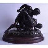 A FINE LARGE 19TH CENTURY EUROPEAN BRONZE FIGURE OF TWO WRESTLERS After the Antique, modelled upon a