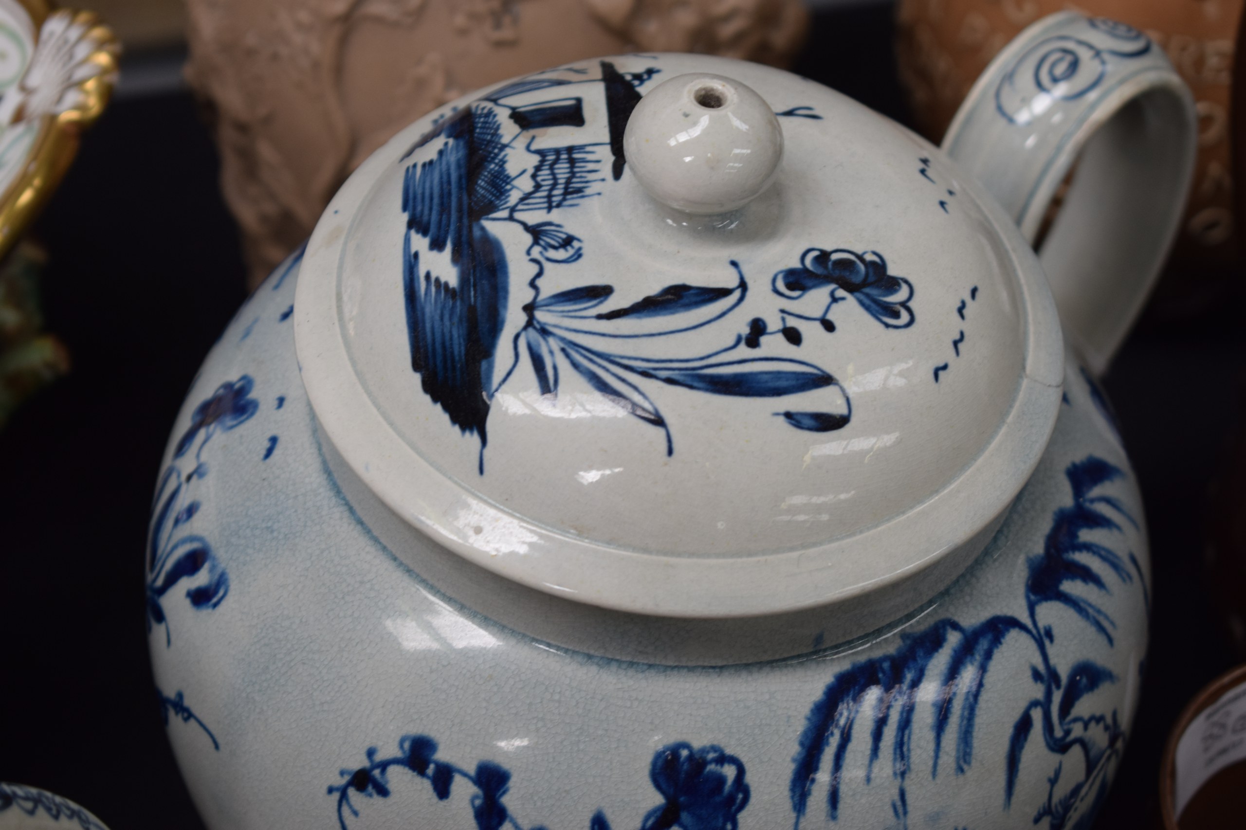 A LARGE EARLY 19TH CENTURY ENGLISH PEARLWARE PUNCH POT AND COVER painted with a house within a - Image 2 of 6