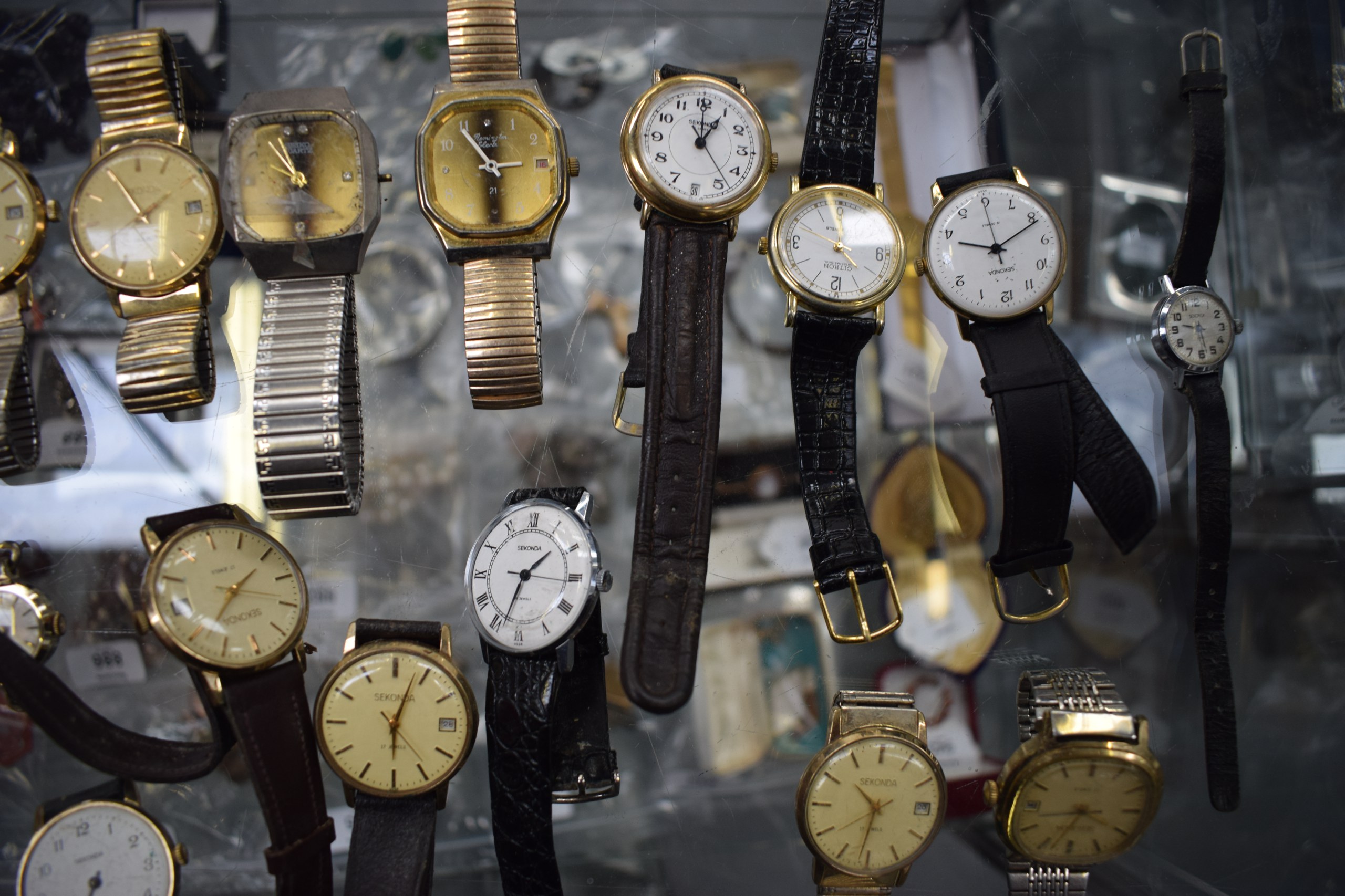 A COLLECTION OF SIXTY WRISTWATCHES both ladies and gents. (qty) - Image 4 of 9