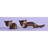 A PAIR OF STYLISH AUSTRIAN HAGENAUER WIEN BRONZE FIGURES OF FOXES. 8 cm & 4.5 cm wide. (2)