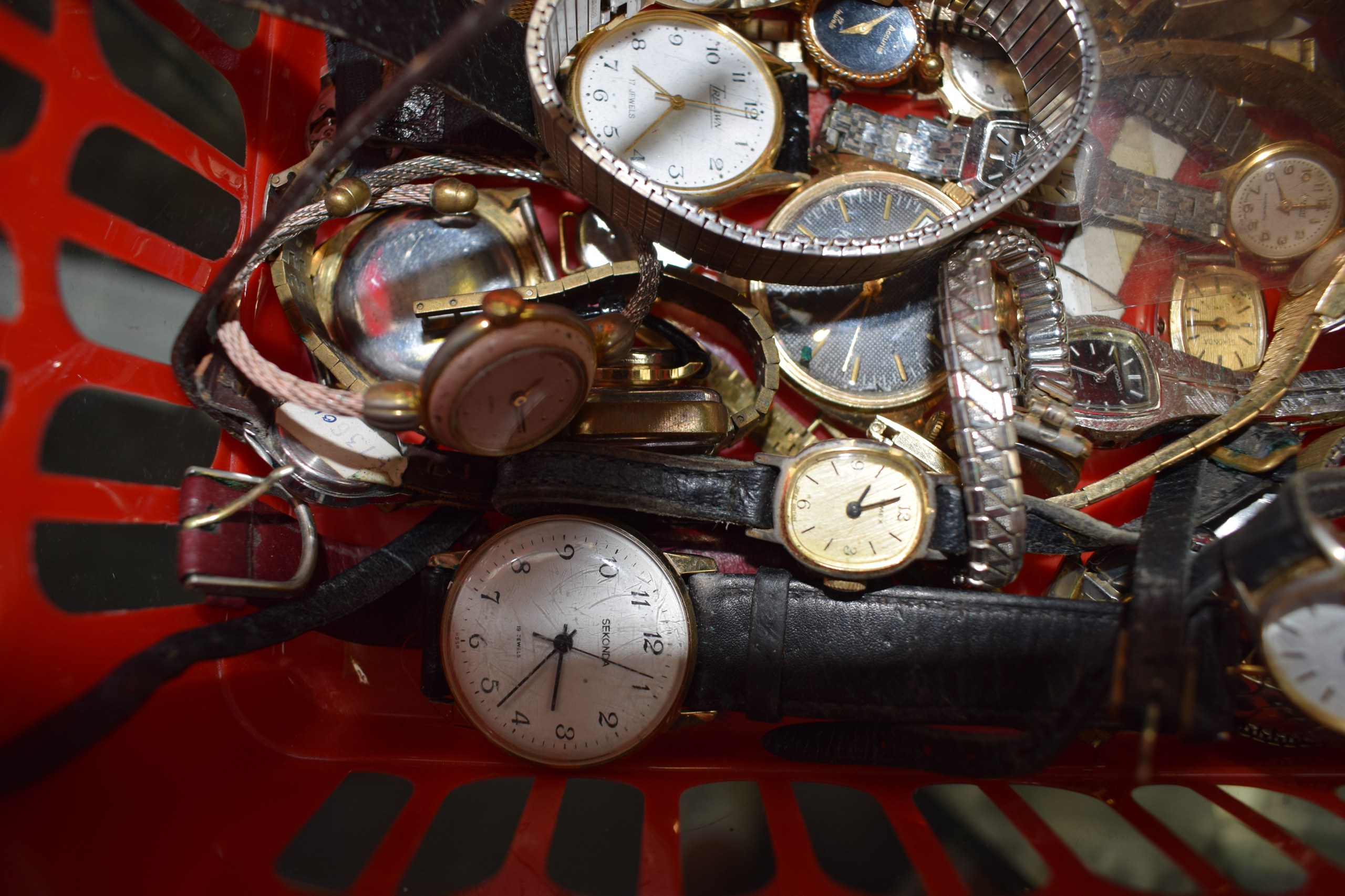 A COLLECTION OF SIXTY WRISTWATCHES both ladies and gents. (qty) - Image 6 of 9