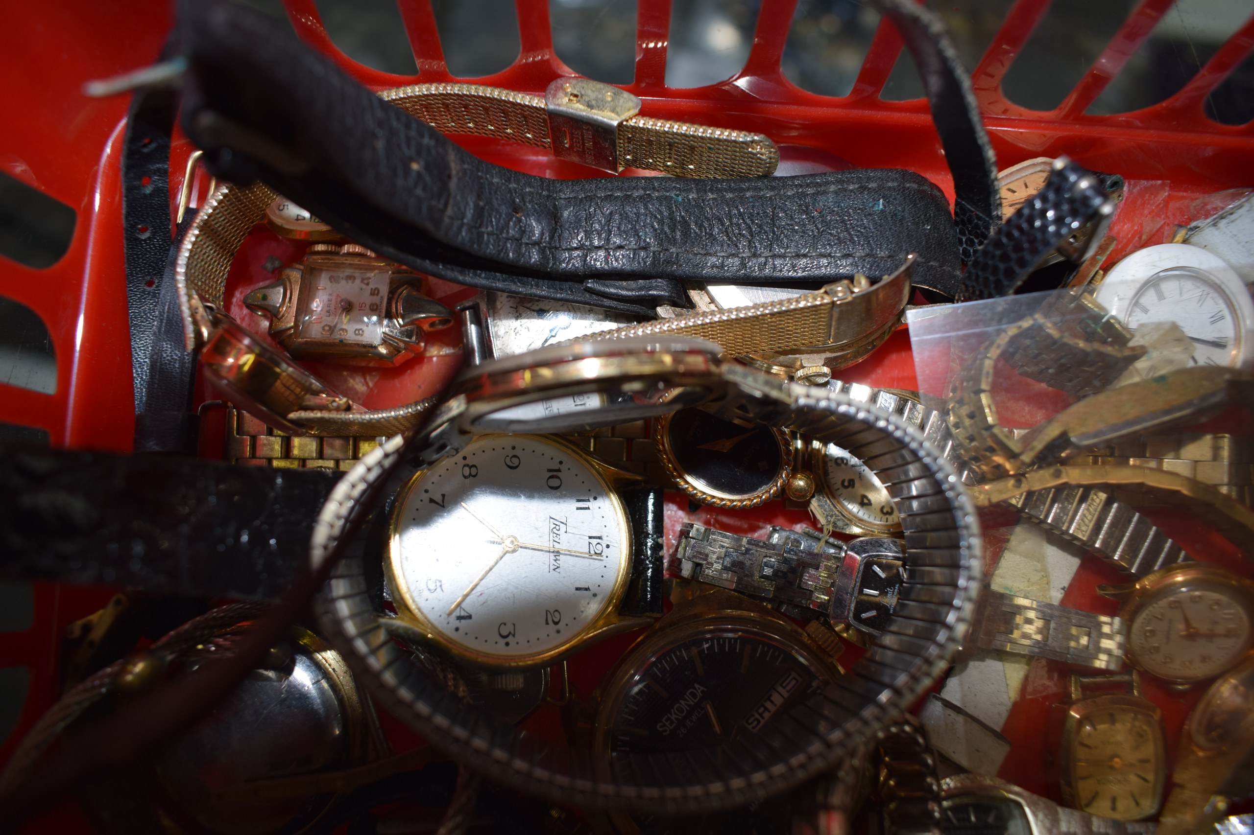 A COLLECTION OF SIXTY WRISTWATCHES both ladies and gents. (qty) - Image 7 of 9