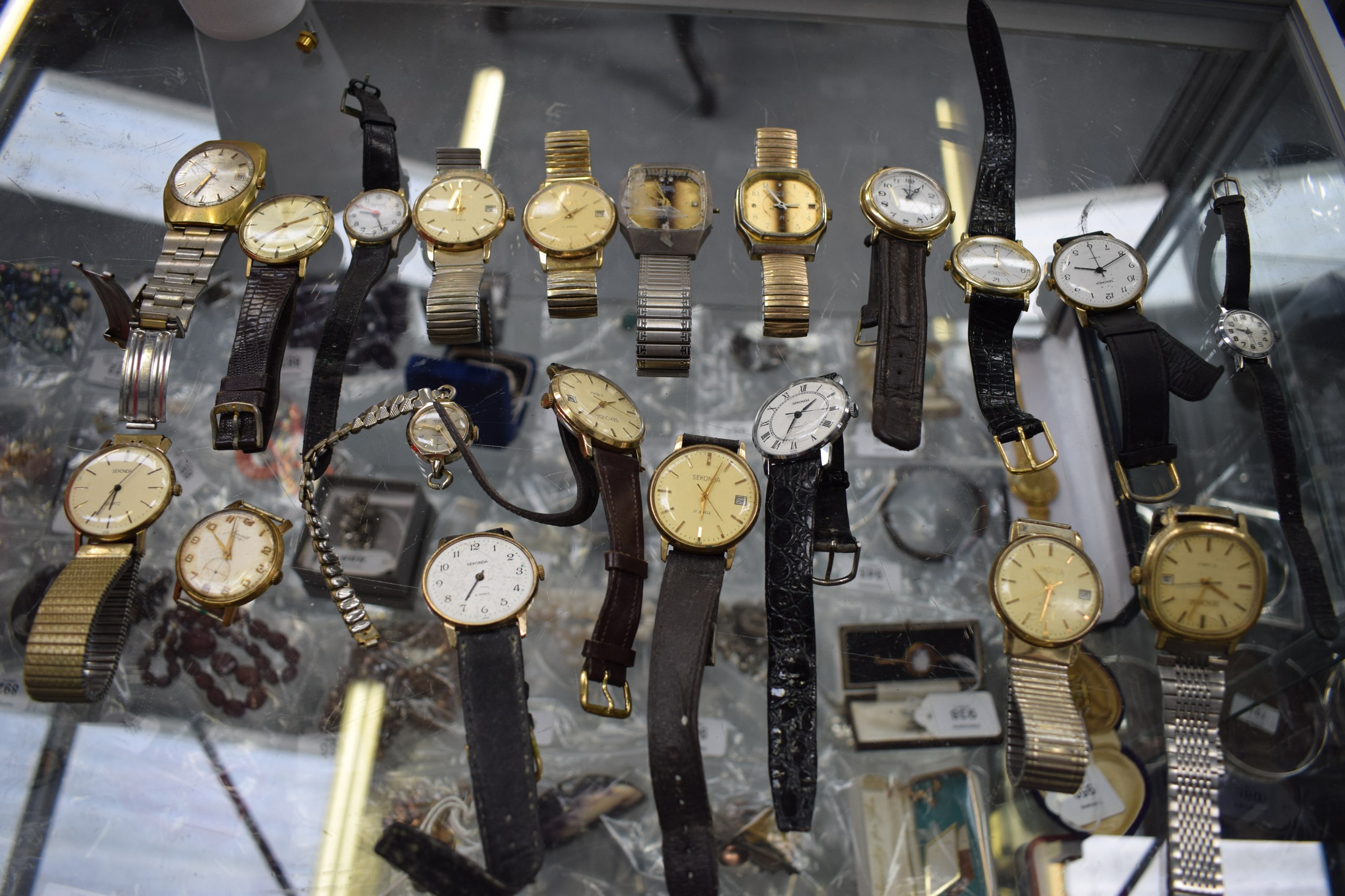 A COLLECTION OF SIXTY WRISTWATCHES both ladies and gents. (qty) - Image 2 of 9