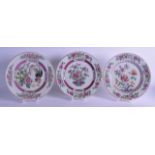 A SET OF THREE 19TH CENTURY FRENCH SAMSONS OF PARIS PORCELAIN PLATES in the Chinese Export taste,