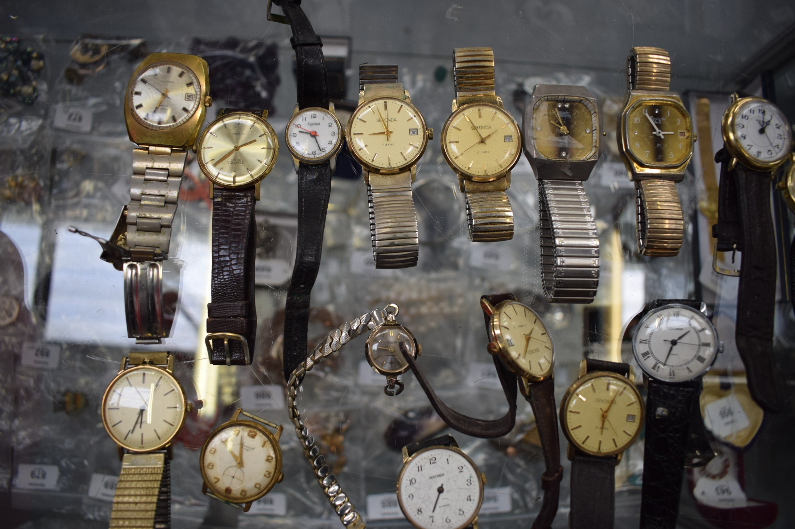 A COLLECTION OF SIXTY WRISTWATCHES both ladies and gents. (qty) - Image 3 of 9