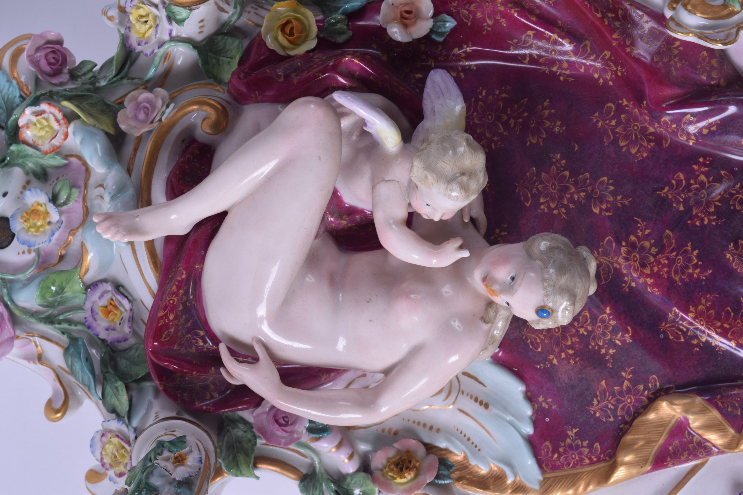 A GOOD LARGE PAIR OF 19TH CENTURY MEISSEN TWIN HANDLED PORCELAIN WALL BRACKETS modelled with figural - Bild 2 aus 6