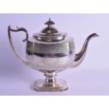 A LARGE EARLY 19TH CENTURY SILVER COFFEE POT. London 1815. 28 oz. 30 cm wide.