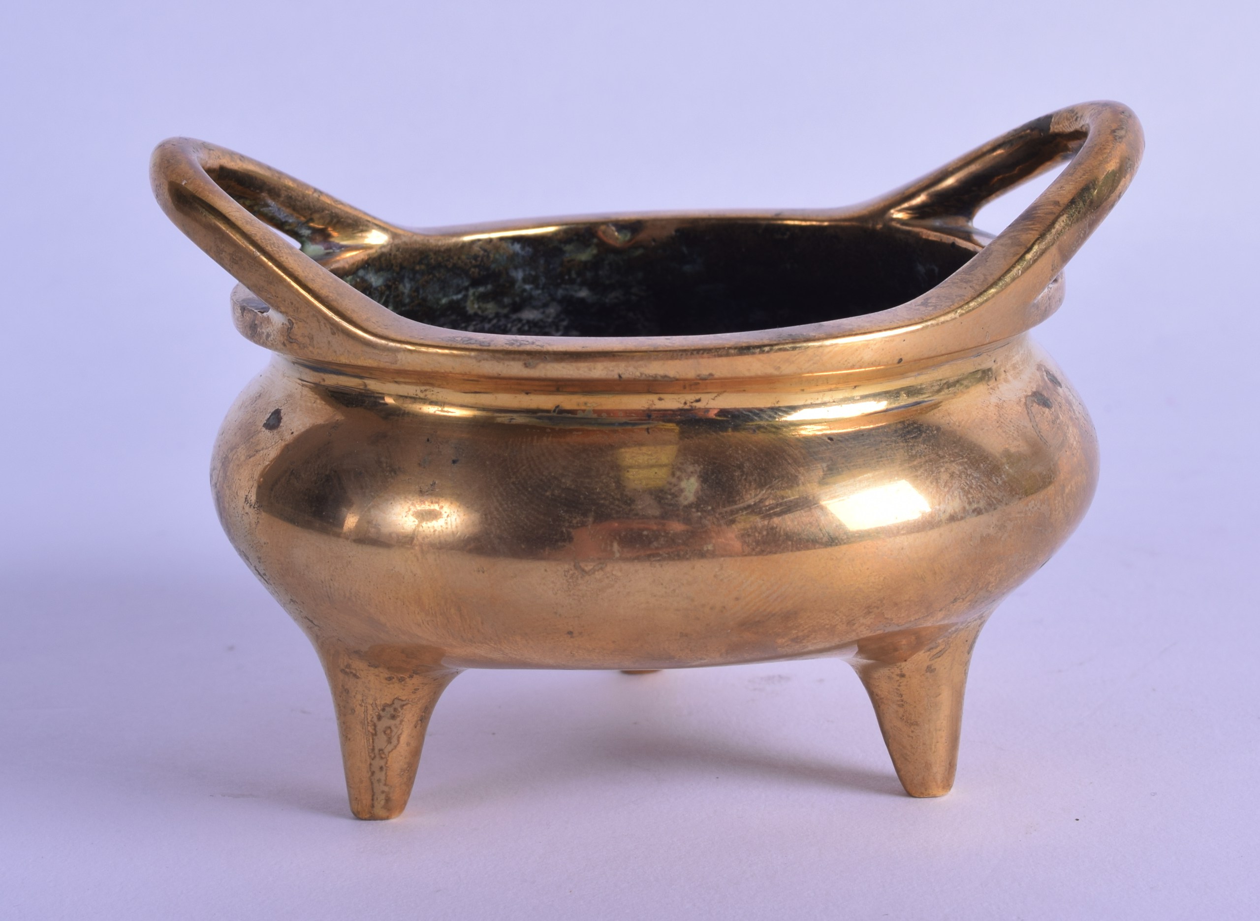 AN 18TH/19TH CENTURY CHINESE TWIN HANDLED BRONZE CENSER bearing Xuande marks to base, with high loop - Image 2 of 3