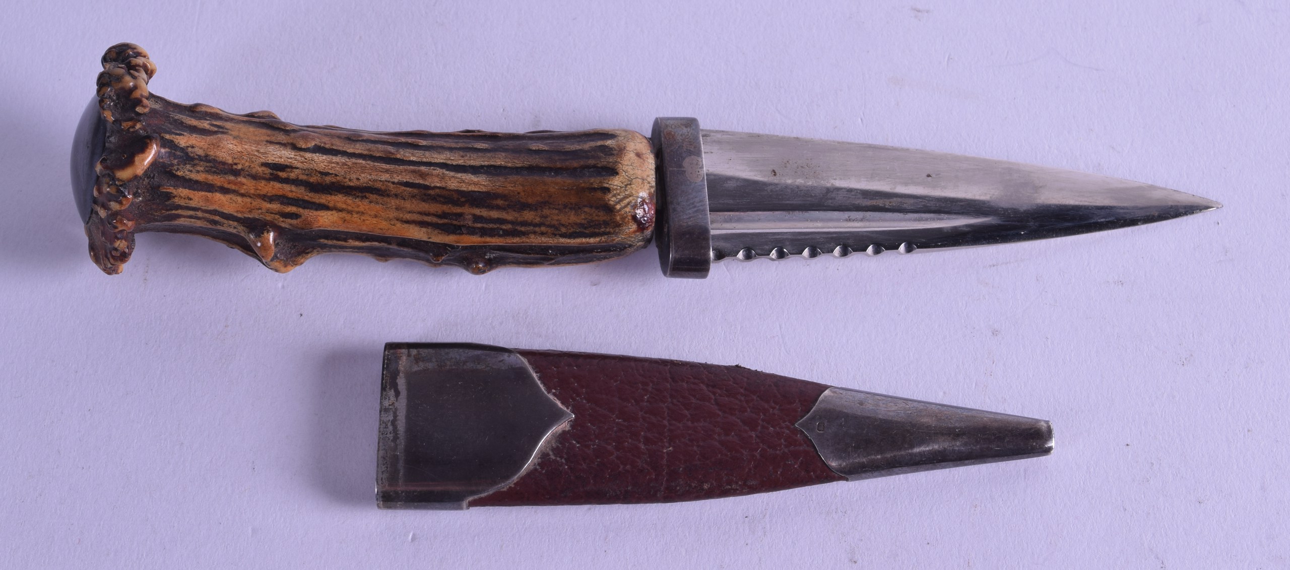 AN ANTIQUE SILVER MOUNTED HORN HANDLED KNIFE. 18.5 cm long.
