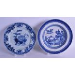 AN EARLY 18TH CENTURY CHINESE EXPORT BLUE AND WHITE PLATE Yongzheng/Qianlong, painted with floral