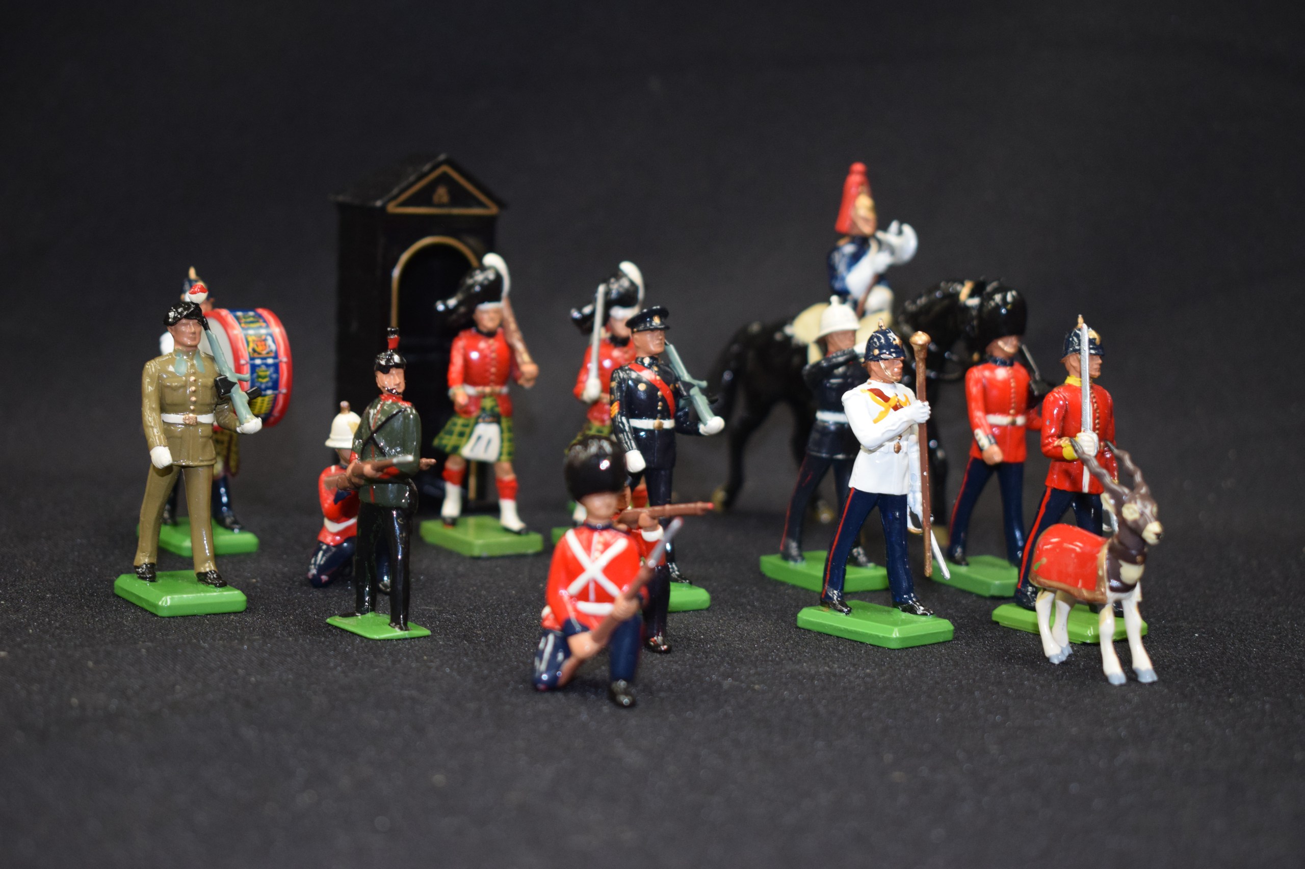 A QUANTITY OF BRITAINS TOY SOLDIERS, mostly 1980~s and 1990~s. (qty)