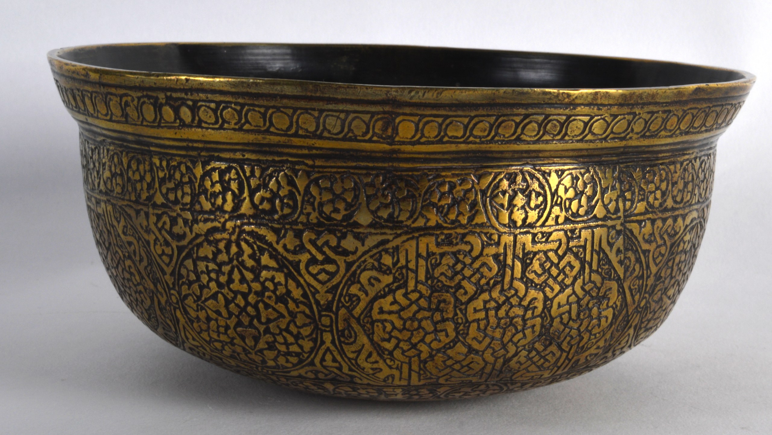 An Engraved Bronze Bowl, Venetian or Syrian, 15th/16th Century, Knotted Kufic Script. 6Ins - Image 2 of 3