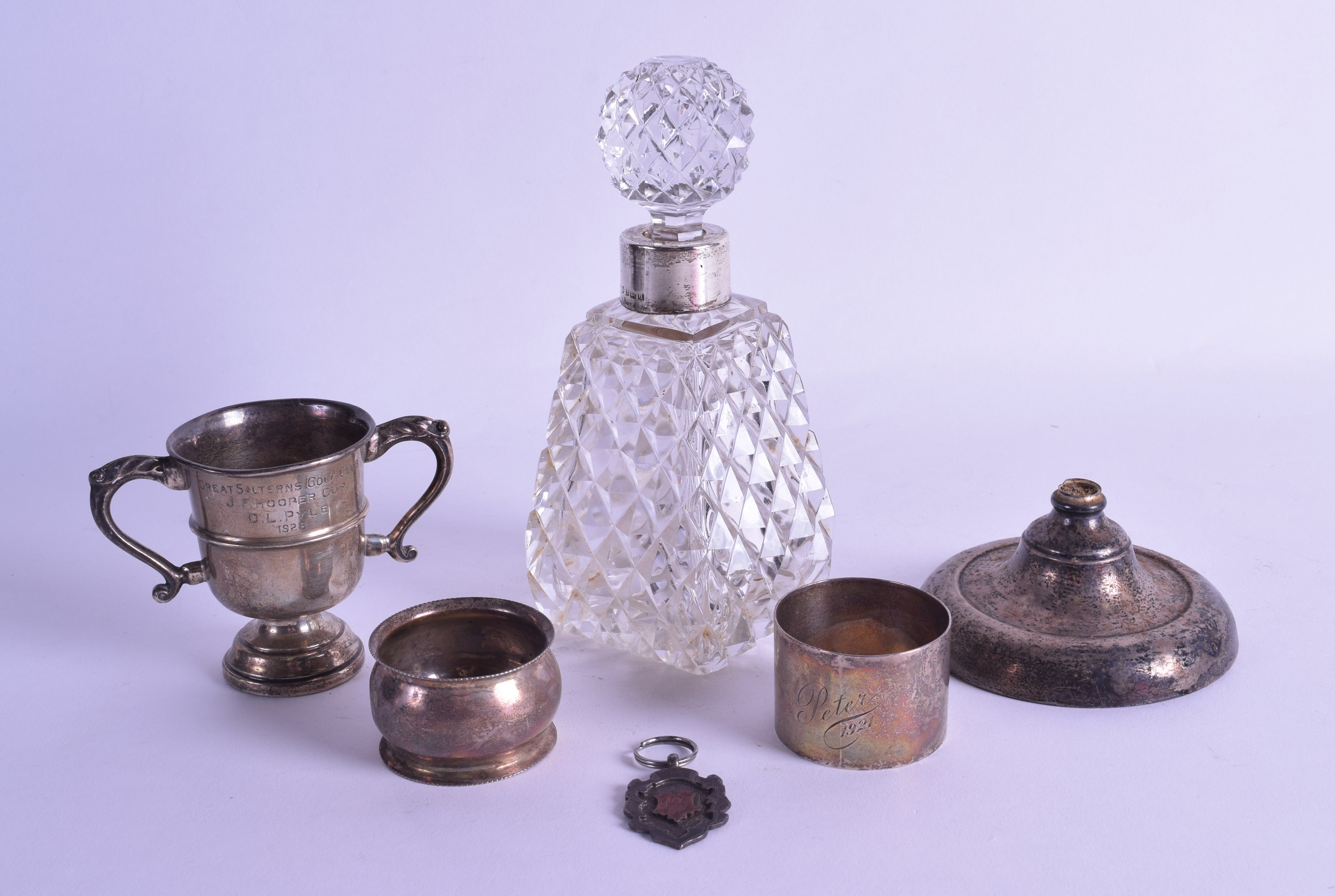 A STYLISH LATE VICTORIAN CUT GLASS SCENT BOTTLE AND STOPPER together with two silver napkin rings, a