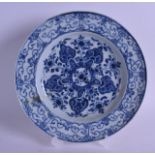 A LATE 17TH CENTURY CHINESE BLUE AND WHITE PLATE Kangxi/Yongzheng, painted with floral sprays. 22 cm
