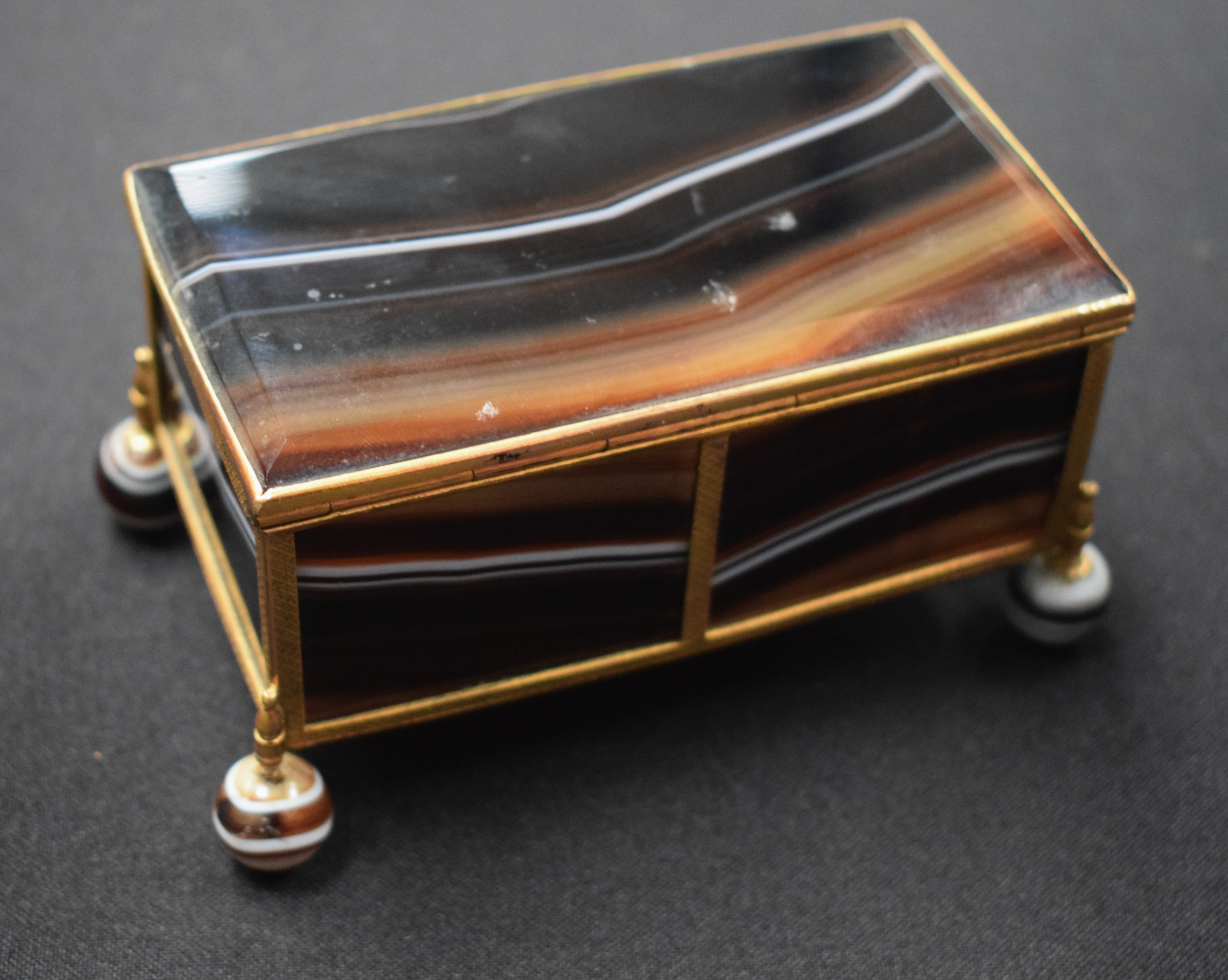 A LOVELY LATE 19TH CENTURY FRENCH CARVED BANDED AGATE BOX AND COVER of larger than normal - Image 2 of 2