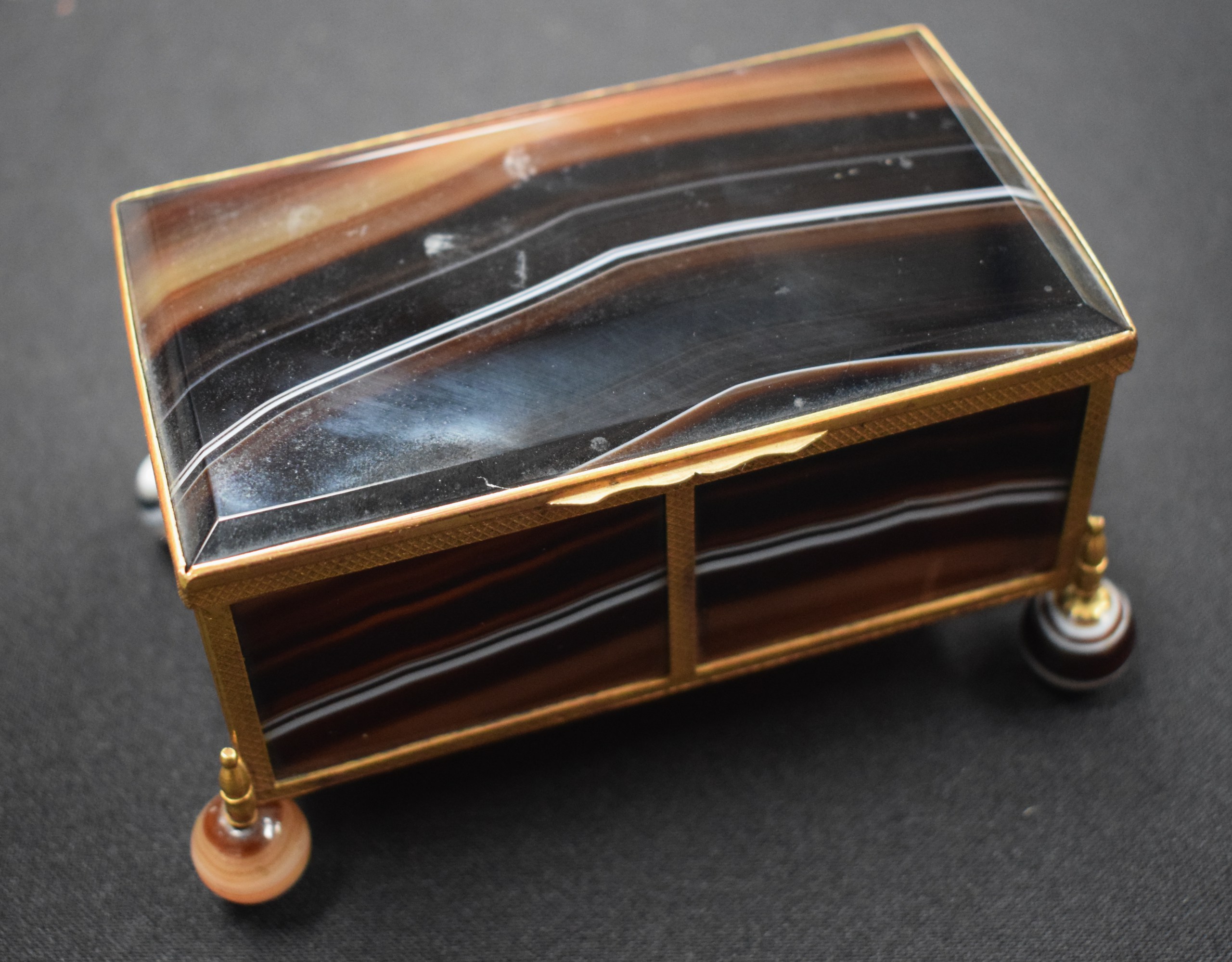 A LOVELY LATE 19TH CENTURY FRENCH CARVED BANDED AGATE BOX AND COVER of larger than normal