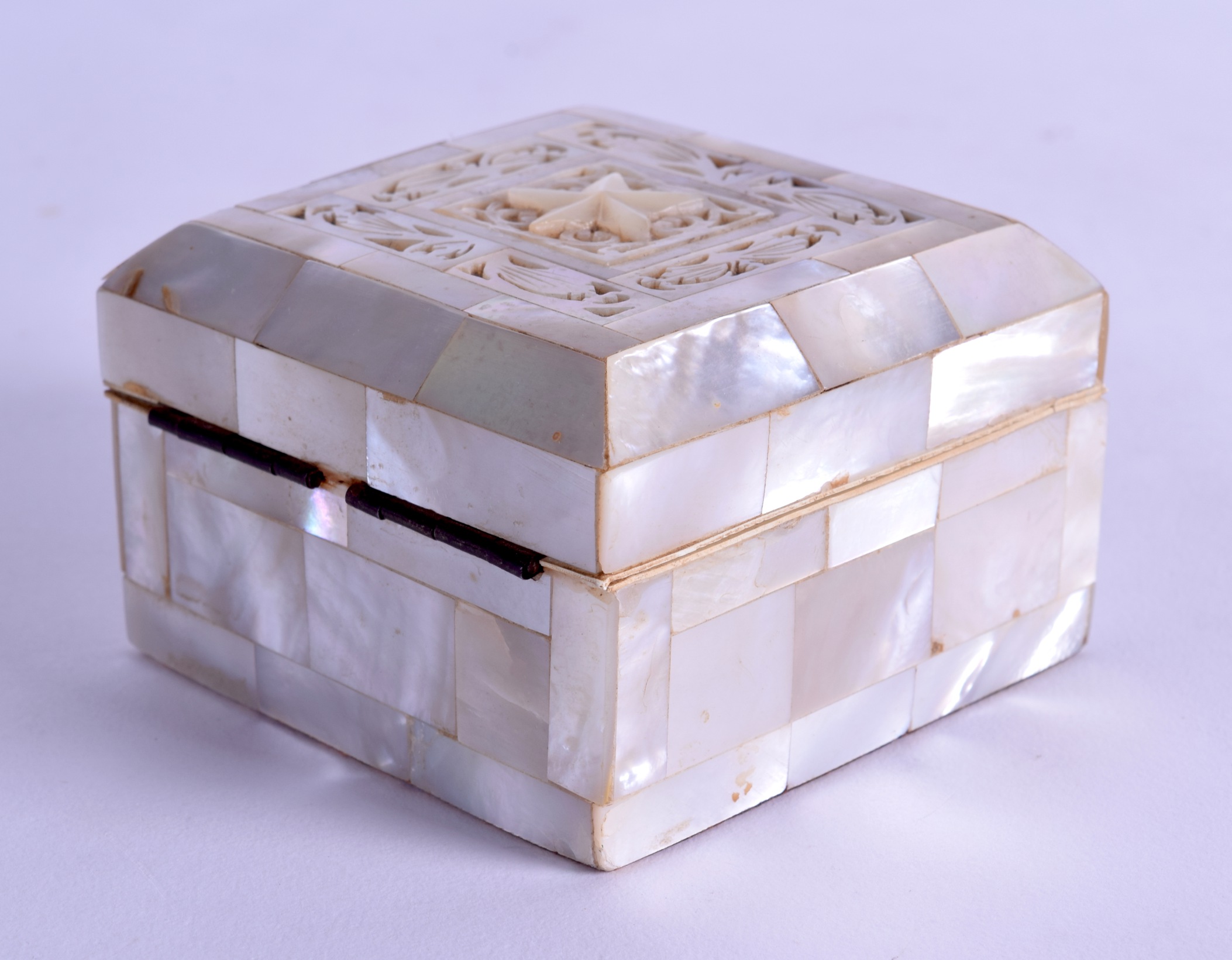 A MID 19TH CENTURY FRENCH MOTHER OF PEARL CASKET inset with a star shaped motif. 7.25 cm square. - Image 2 of 2