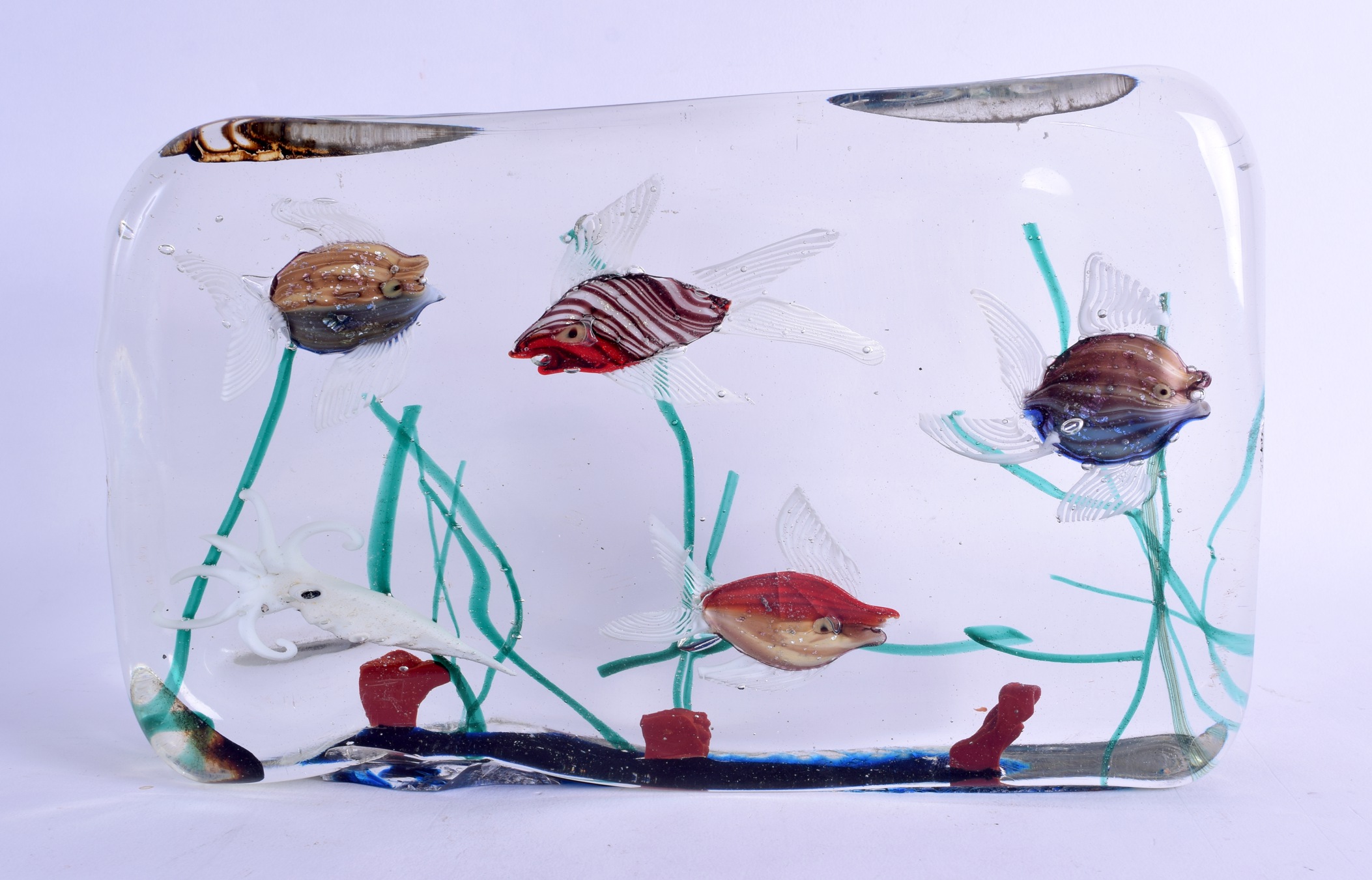 A STYLISH 1950S ITALIAN ART GLASS AQUARIUM SCULPTURE depicting fish swimming amongst reeds. 26 cm