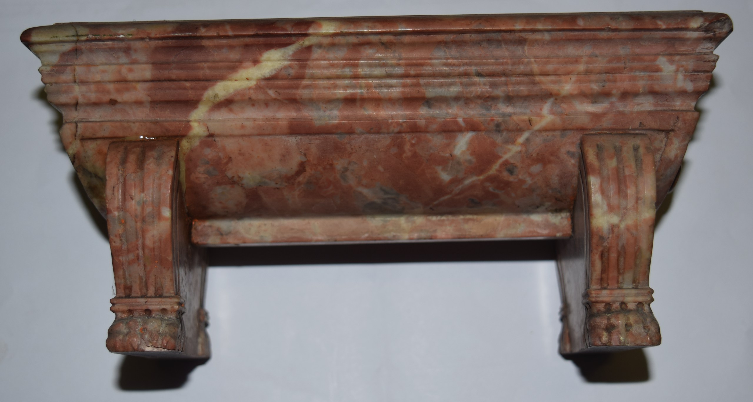 AN UNUSUAL 19TH CENTURY ITALIAN GRAND TOUR MARBLE URN AND COVER of rectangular form, supported - Image 6 of 10