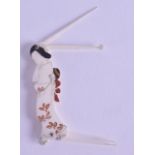 AN UNUSUAL EARLY 20TH CENTURY JAPANESE MEIJI PERIOD IVORY HAIR PIN modelled as a geisha. 6 cm long.