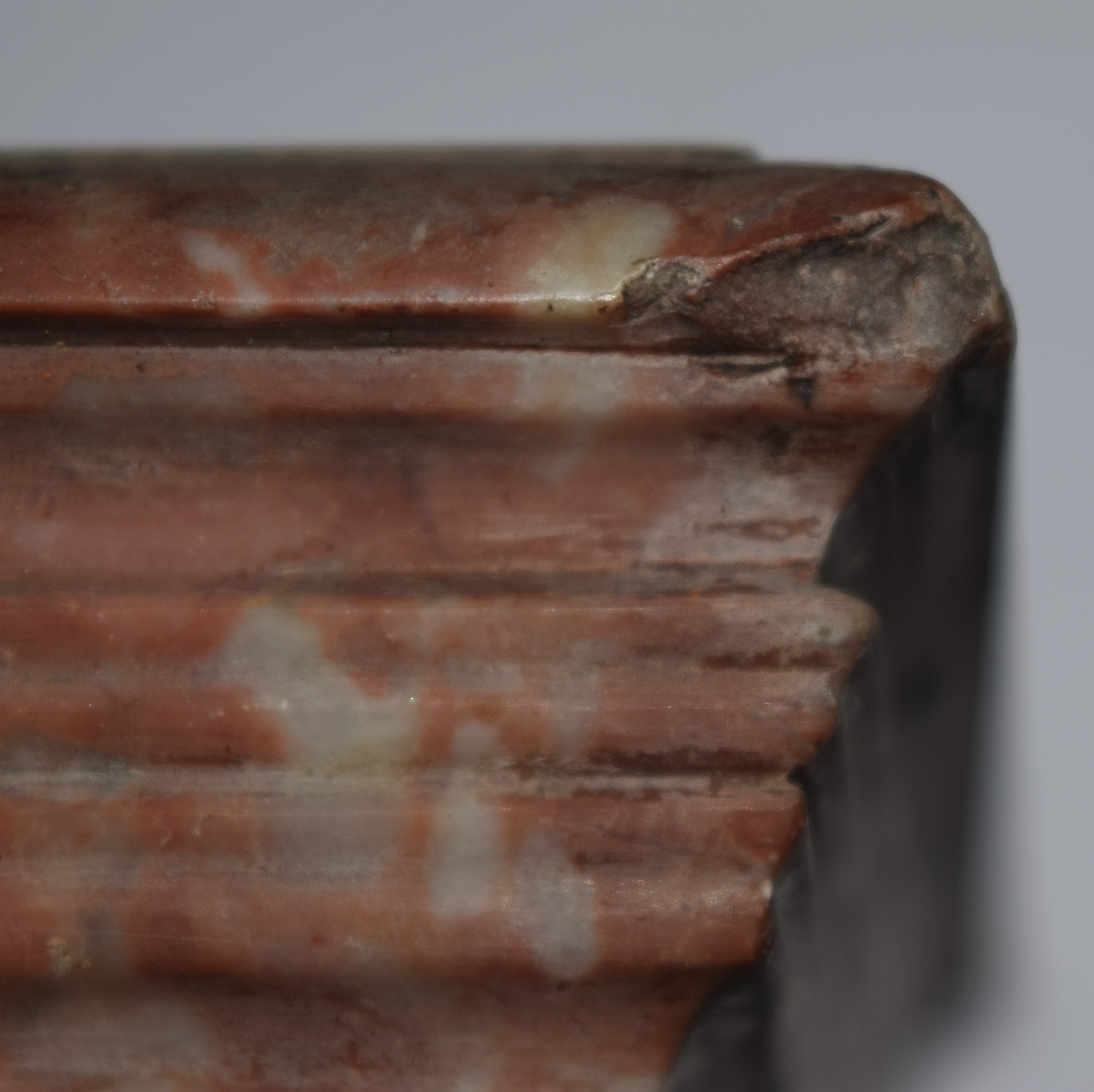 AN UNUSUAL 19TH CENTURY ITALIAN GRAND TOUR MARBLE URN AND COVER of rectangular form, supported - Image 7 of 10