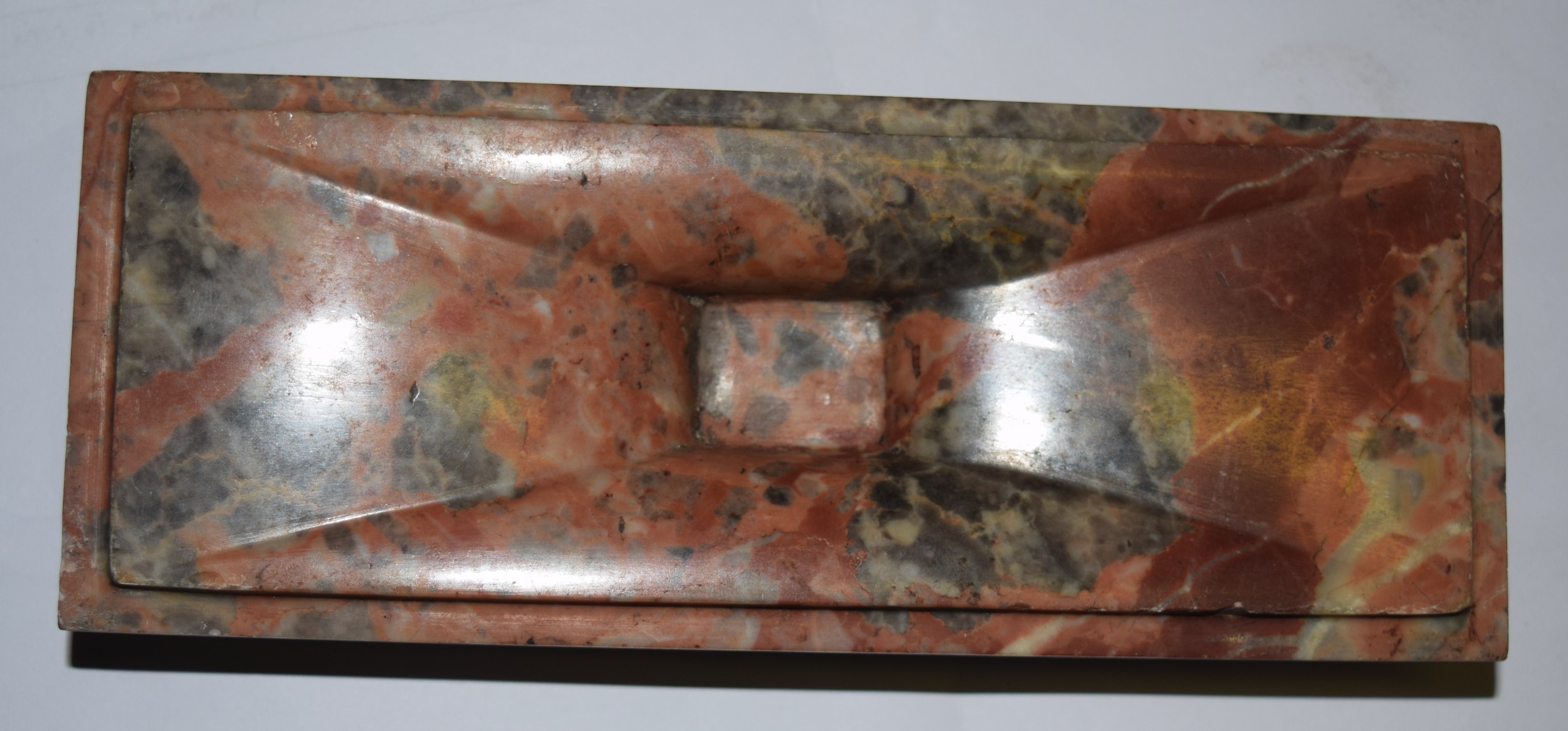 AN UNUSUAL 19TH CENTURY ITALIAN GRAND TOUR MARBLE URN AND COVER of rectangular form, supported - Image 3 of 10