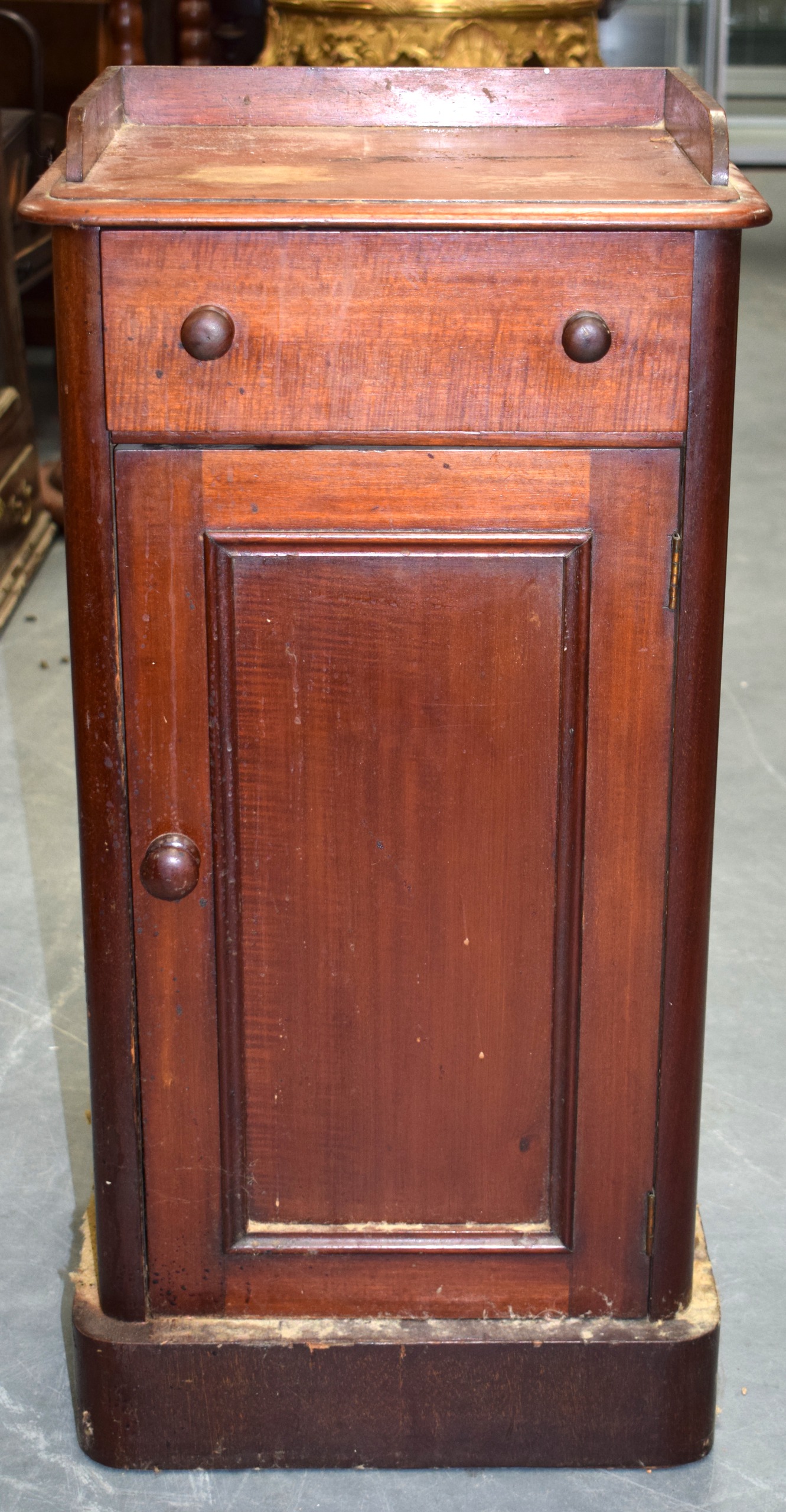 A VICTORIAN MAHOGANY POT CUPBOARD. 80 cm x 40 cm.