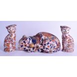A LARGE CONTEMPORARY IMARI POTTERY FIGURE OF A CAT together with two others. Largest 30 cm long. (