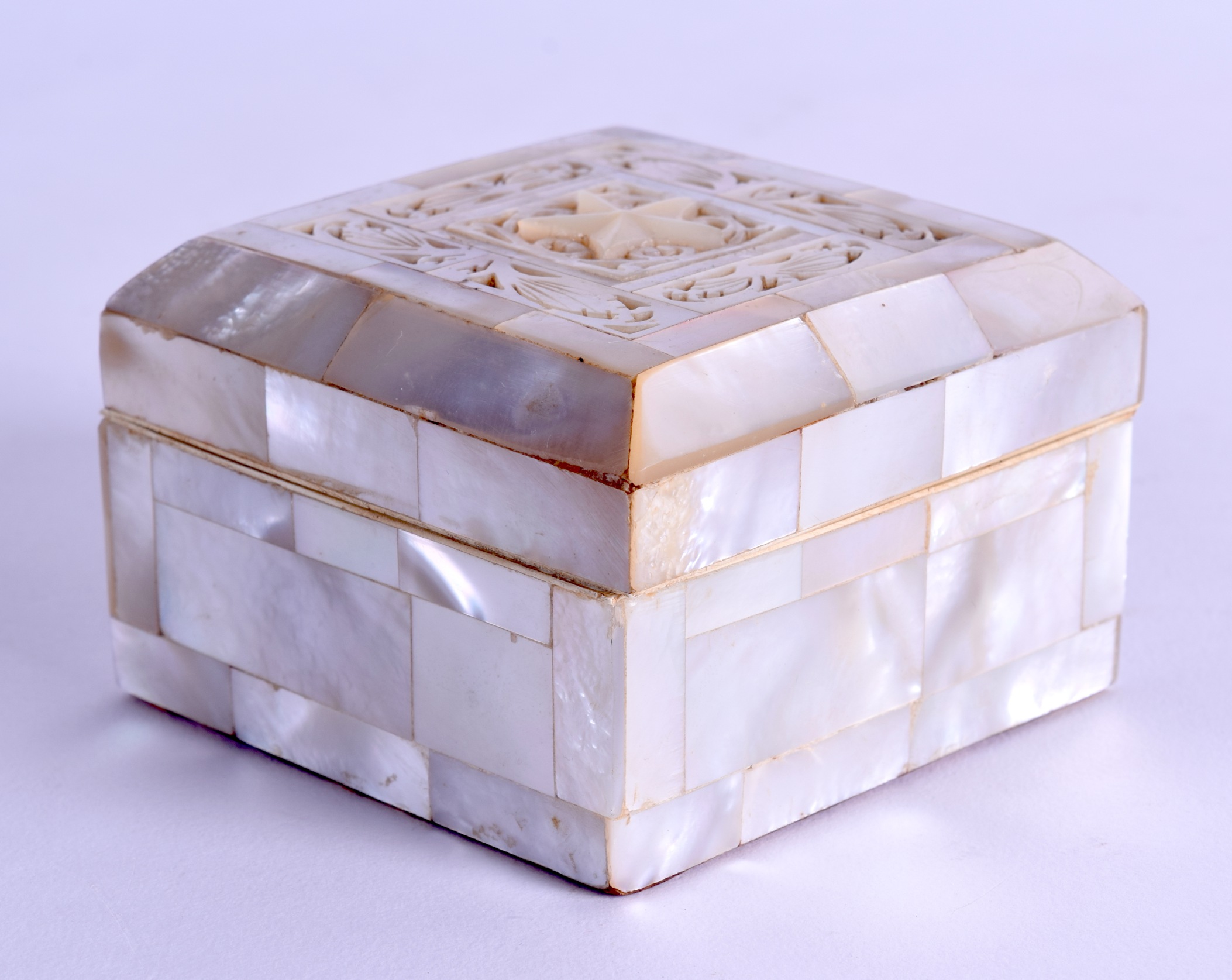 A MID 19TH CENTURY FRENCH MOTHER OF PEARL CASKET inset with a star shaped motif. 7.25 cm square.