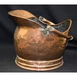 AN ANTIQUE COPPER COAL SCUTTLE, with swing handle. 27 cm x 34 cm.