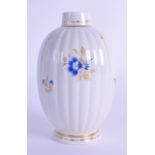 18th c. Worcester tea canister painted in dry blue with flowers and gold leaves. 13.5cm High