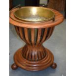 AN ANTIQUE REEDED WOODEN BUCKET, on ball feet with brass liner & swing handle. 38cm high.