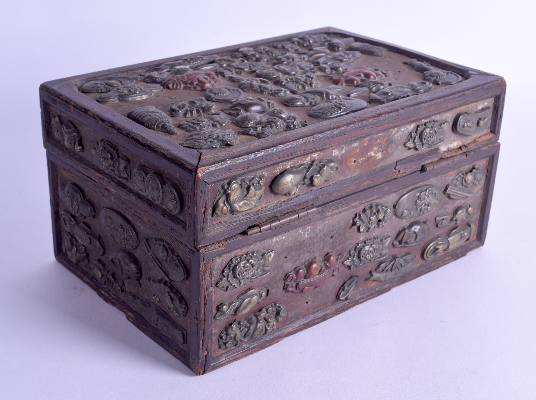 A RARE LATE 19TH CENTURY JAPANESE MEIJI PERIOD CARVED WOOD CASKET unusually overlaid in mixed - Bild 2 aus 2