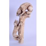 A 19TH CENTURY EUROPEAN CARVED IVORY PARASOL HANDLE modelled as two hounds scowling at each other.