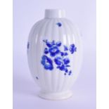 18th c. Worcester tea canister painted in dry blue with flowers. 13cm High