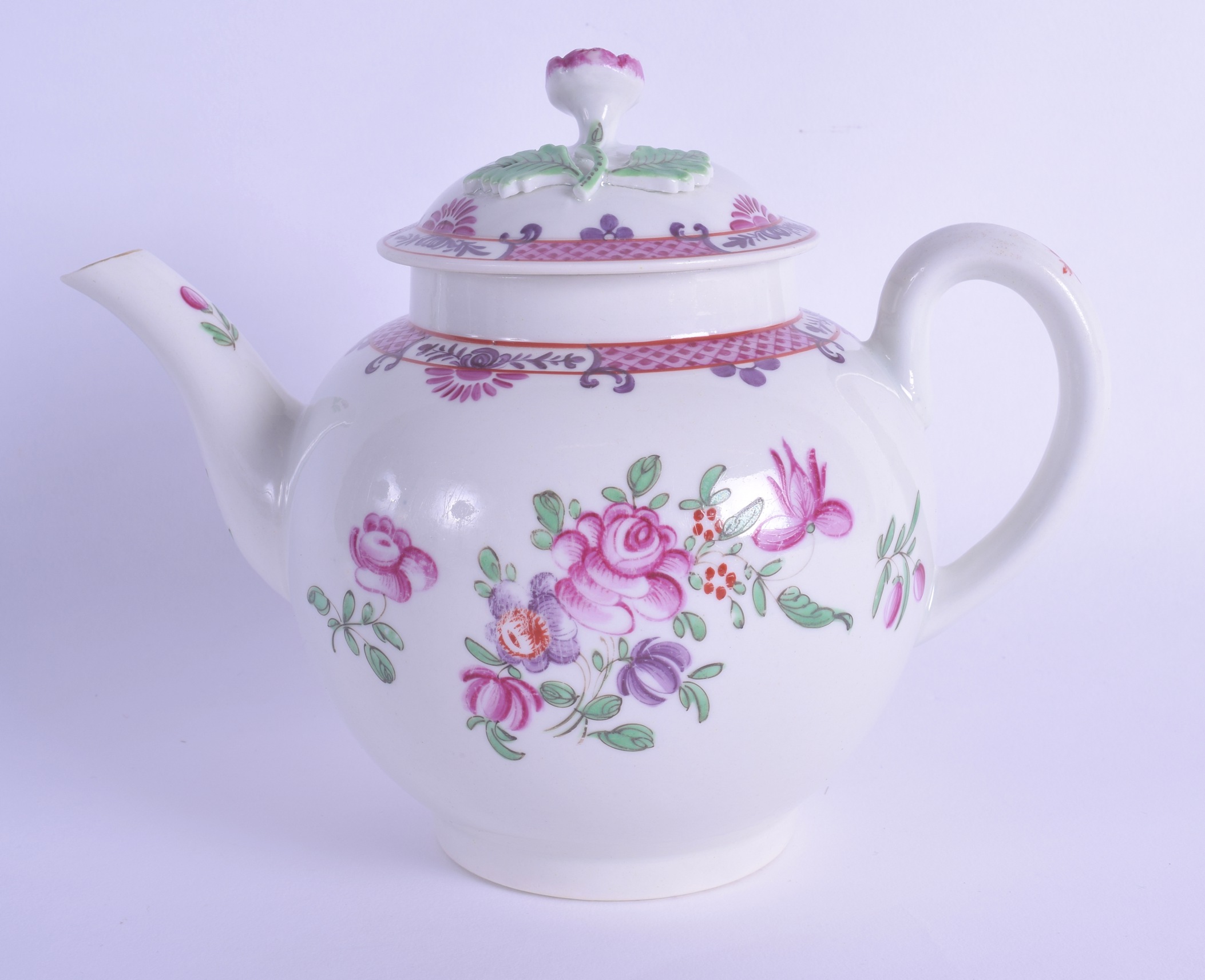 18th c. Worcester good teapot and cover painted in Chinese export style with flowers and a pink